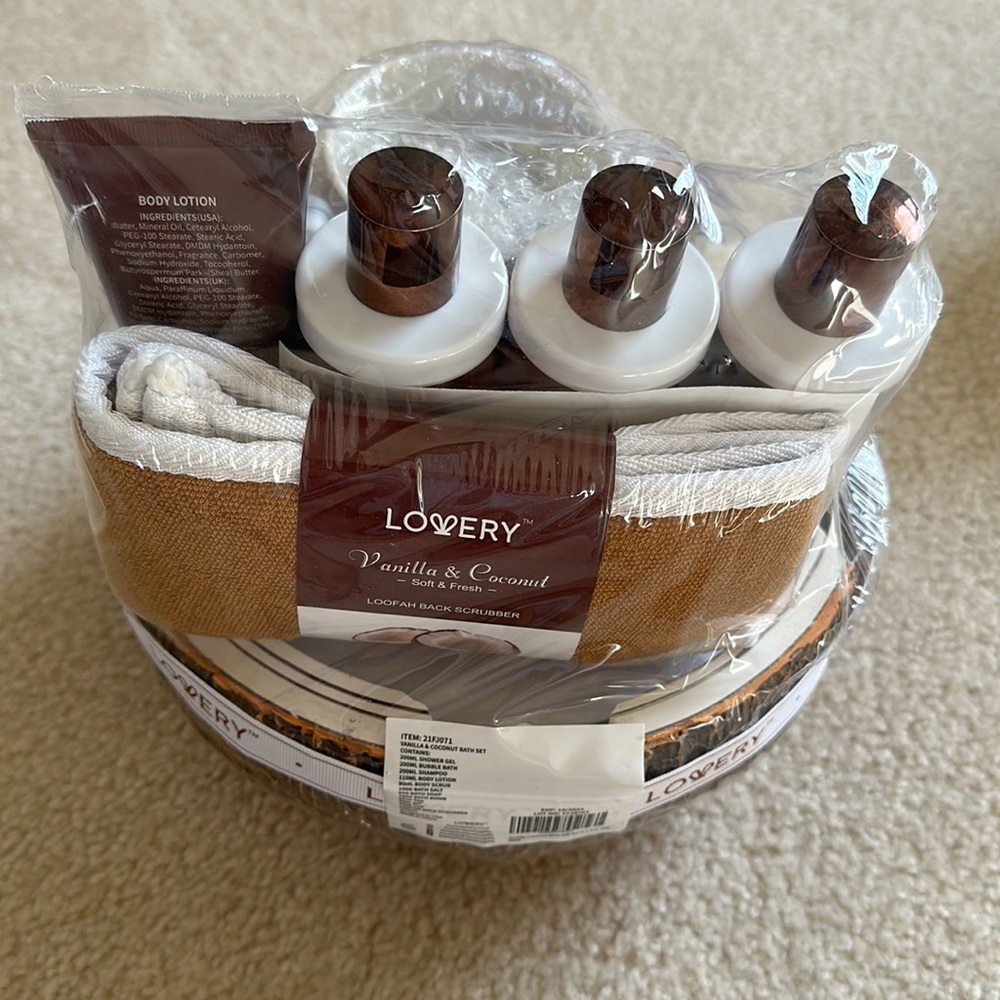 NWT Lovery Vanilla and Coconut Bath set - Picture 5 of 10
